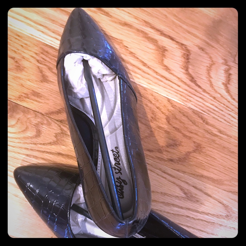 New Size 8.5 Black Pumps